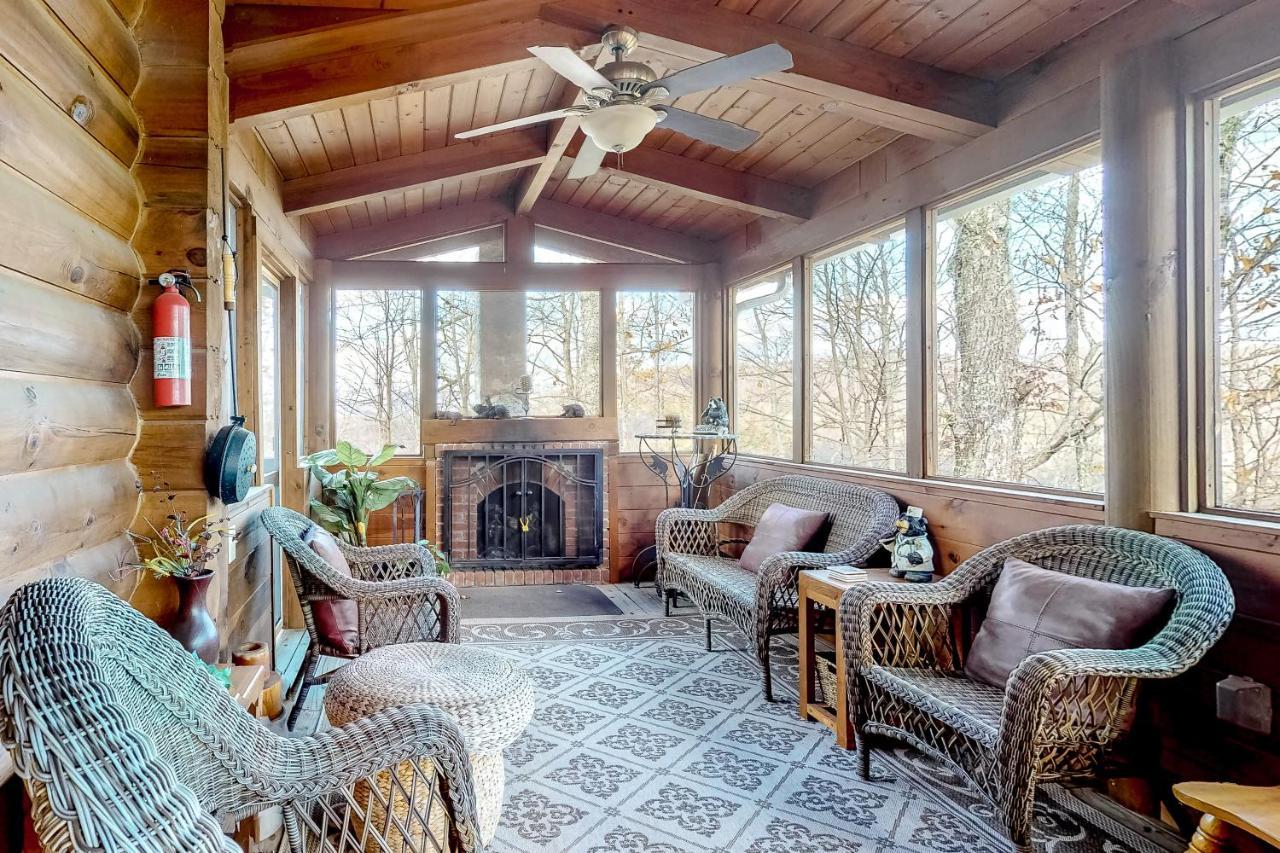 Lazy Bear Lodge Sevierville Exterior photo